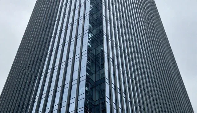 AI提示词工程师主要负责与什么进行对话